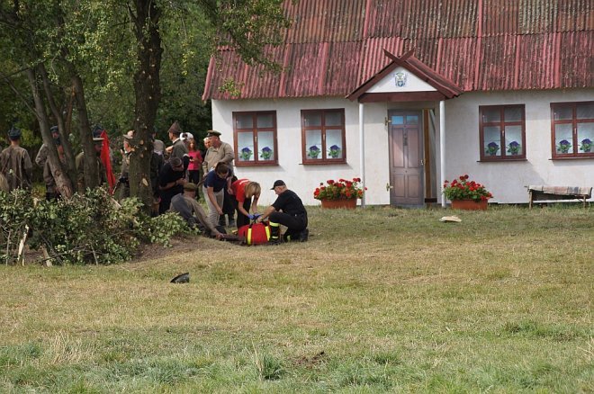Wypadek podczas inscenizacji w Rzekuniu [23.08.2015] - zdjęcie #28 - eOstroleka.pl