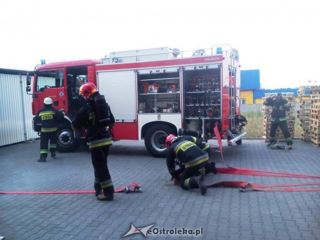 Ostrołęka: Zwarcie instalacji, pożar magazynu i poszkodowany pracownik Lacroix [27.08.2015] - zdjęcie #1 - eOstroleka.pl