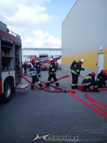 Ostrołęka: Zwarcie instalacji, pożar magazynu i poszkodowany pracownik Lacroix [27.08.2015] - zdjęcie #4 - eOstroleka.pl