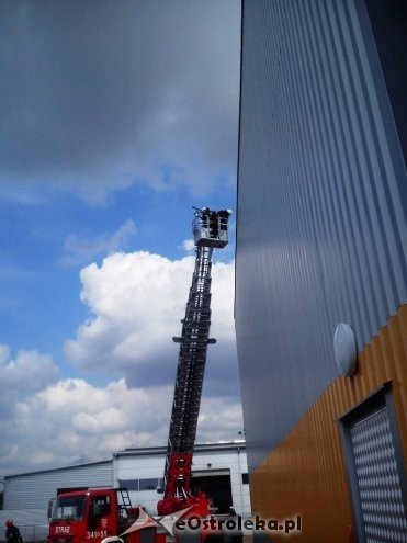 Ostrołęka: Zwarcie instalacji, pożar magazynu i poszkodowany pracownik Lacroix [27.08.2015] - zdjęcie #7 - eOstroleka.pl