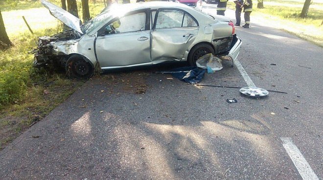 Kolejny wypadek w Siarczej Łące. Ranny kierowca toyoty trafił do szpitala [27.08.2015] - zdjęcie #1 - eOstroleka.pl