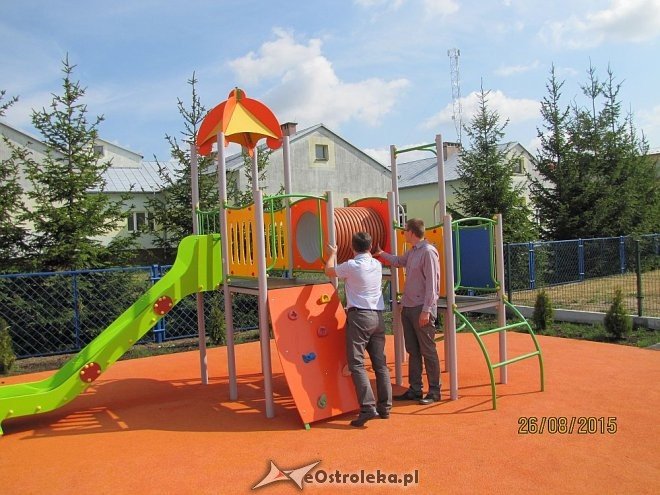 Rzekuń: Nowy plac zabaw przy Przedszkolu Samorządowym [27.08.2015] - zdjęcie #2 - eOstroleka.pl