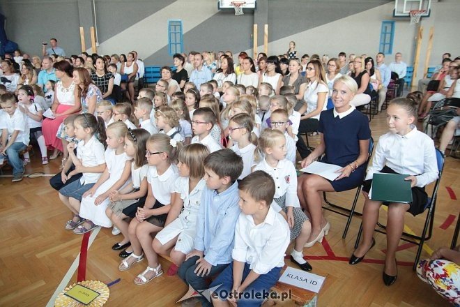 Rozpoczęcie roku szkolnego 2015/2016 w Szkole Podstawowej nr 10 w Ostrołęce [01.09.2015] - zdjęcie #16 - eOstroleka.pl