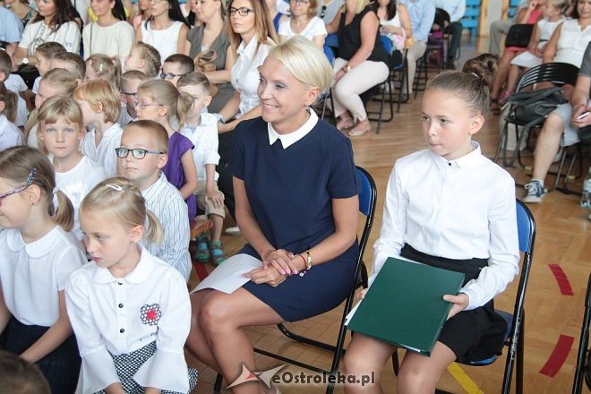 Rozpoczęcie roku szkolnego 2015/2016 w Szkole Podstawowej nr 10 w Ostrołęce [01.09.2015] - zdjęcie #19 - eOstroleka.pl