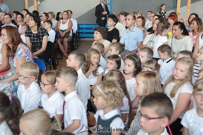 Rozpoczęcie roku szkolnego 2015/2016 w Szkole Podstawowej nr 10 w Ostrołęce [01.09.2015] - zdjęcie #24 - eOstroleka.pl