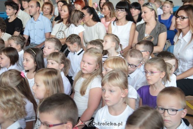 Rozpoczęcie roku szkolnego 2015/2016 w Szkole Podstawowej nr 10 w Ostrołęce [01.09.2015] - zdjęcie #25 - eOstroleka.pl