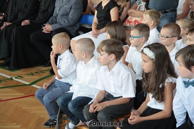 Rozpoczęcie roku szkolnego 2015/2016 w Szkole Podstawowej nr 10 w Ostrołęce [01.09.2015] - zdjęcie #28 - eOstroleka.pl