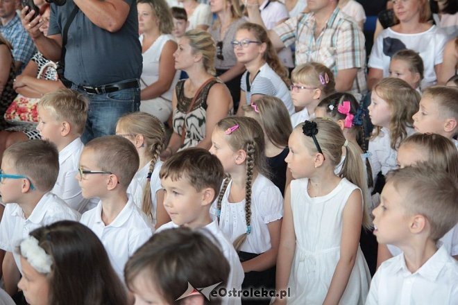 Rozpoczęcie roku szkolnego 2015/2016 w Szkole Podstawowej nr 10 w Ostrołęce [01.09.2015] - zdjęcie #31 - eOstroleka.pl