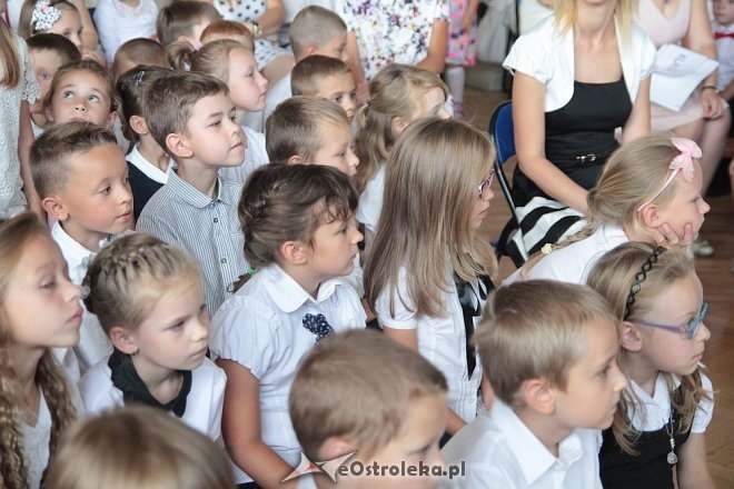Rozpoczęcie roku szkolnego 2015/2016 w Szkole Podstawowej nr 10 w Ostrołęce [01.09.2015] - zdjęcie #38 - eOstroleka.pl