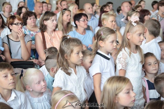 Rozpoczęcie roku szkolnego 2015/2016 w Szkole Podstawowej nr 10 w Ostrołęce [01.09.2015] - zdjęcie #44 - eOstroleka.pl