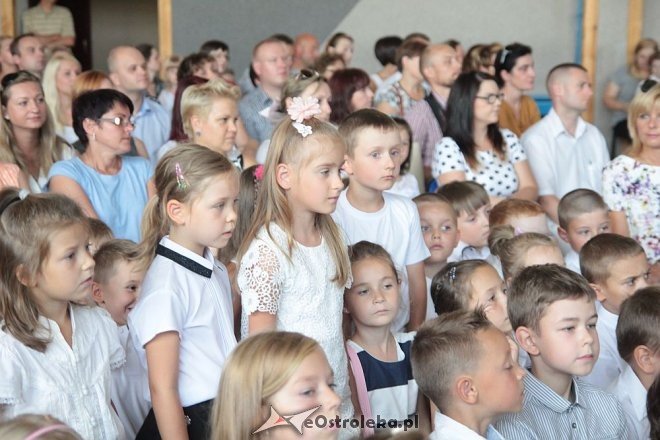 Rozpoczęcie roku szkolnego 2015/2016 w Szkole Podstawowej nr 10 w Ostrołęce [01.09.2015] - zdjęcie #45 - eOstroleka.pl