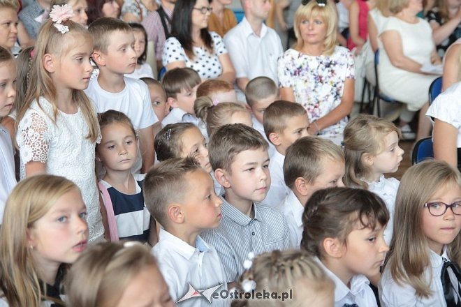 Rozpoczęcie roku szkolnego 2015/2016 w Szkole Podstawowej nr 10 w Ostrołęce [01.09.2015] - zdjęcie #46 - eOstroleka.pl