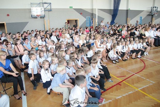 Rozpoczęcie roku szkolnego 2015/2016 w Szkole Podstawowej nr 10 w Ostrołęce [01.09.2015] - zdjęcie #57 - eOstroleka.pl