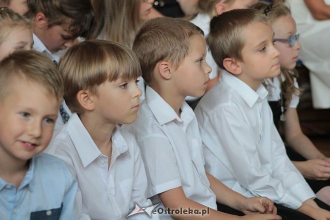 Rozpoczęcie roku szkolnego 2015/2016 w Szkole Podstawowej nr 10 w Ostrołęce [01.09.2015] - zdjęcie #74 - eOstroleka.pl