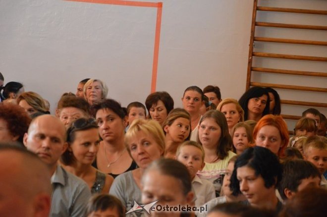 Rozpoczęcie roku szkolnego w Szkole Podstawowej nr 5 w Ostrołęce [01.09.2015] - zdjęcie #6 - eOstroleka.pl