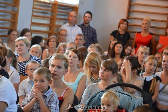 Rozpoczęcie roku szkolnego w Szkole Podstawowej nr 5 w Ostrołęce [01.09.2015] - zdjęcie #24 - eOstroleka.pl