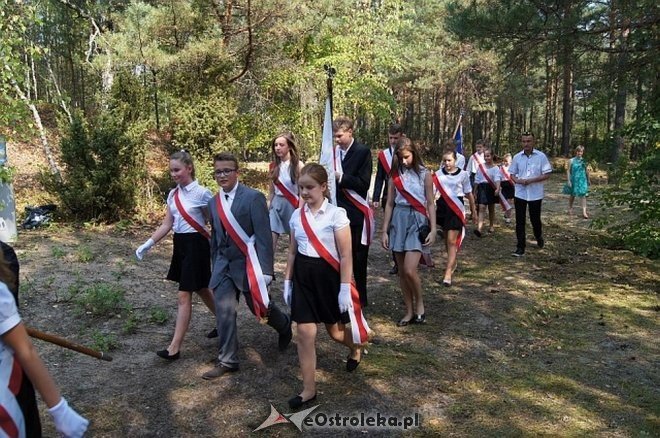 Białobrzeg Bliższy: Uroczyste odsłonięcie odnowionej tablicy epitafijnej [02.09.2015] - zdjęcie #5 - eOstroleka.pl