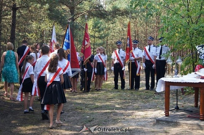 Białobrzeg Bliższy: Uroczyste odsłonięcie odnowionej tablicy epitafijnej [02.09.2015] - zdjęcie #9 - eOstroleka.pl