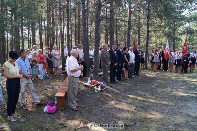 Białobrzeg Bliższy: Uroczyste odsłonięcie odnowionej tablicy epitafijnej [02.09.2015] - zdjęcie #10 - eOstroleka.pl