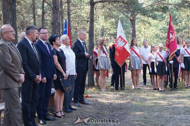 Białobrzeg Bliższy: Uroczyste odsłonięcie odnowionej tablicy epitafijnej [02.09.2015] - zdjęcie #11 - eOstroleka.pl