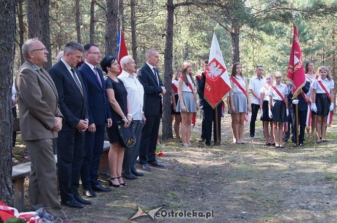 Białobrzeg Bliższy: Uroczyste odsłonięcie odnowionej tablicy epitafijnej [02.09.2015] - zdjęcie #12 - eOstroleka.pl