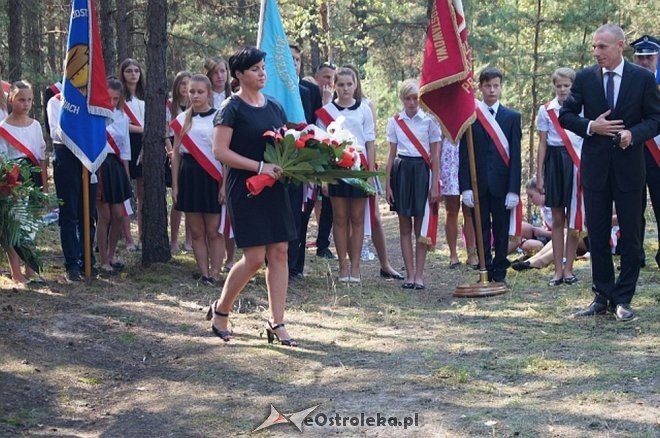 Białobrzeg Bliższy: Uroczyste odsłonięcie odnowionej tablicy epitafijnej [02.09.2015] - zdjęcie #14 - eOstroleka.pl