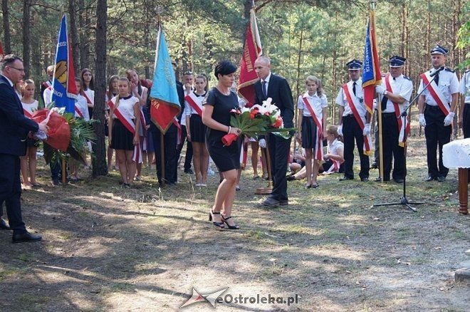 Białobrzeg Bliższy: Uroczyste odsłonięcie odnowionej tablicy epitafijnej [02.09.2015] - zdjęcie #15 - eOstroleka.pl