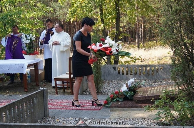 Białobrzeg Bliższy: Uroczyste odsłonięcie odnowionej tablicy epitafijnej [02.09.2015] - zdjęcie #16 - eOstroleka.pl