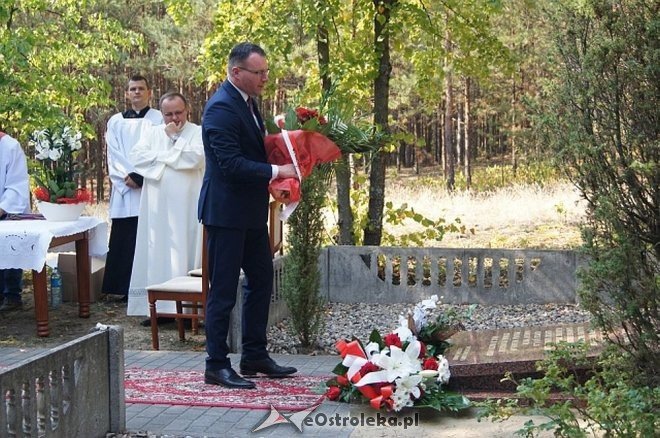 Białobrzeg Bliższy: Uroczyste odsłonięcie odnowionej tablicy epitafijnej [02.09.2015] - zdjęcie #19 - eOstroleka.pl
