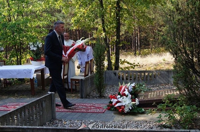 Białobrzeg Bliższy: Uroczyste odsłonięcie odnowionej tablicy epitafijnej [02.09.2015] - zdjęcie #22 - eOstroleka.pl