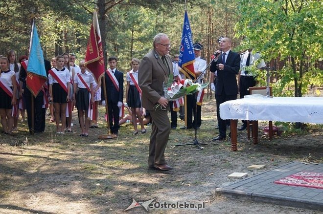 Białobrzeg Bliższy: Uroczyste odsłonięcie odnowionej tablicy epitafijnej [02.09.2015] - zdjęcie #24 - eOstroleka.pl