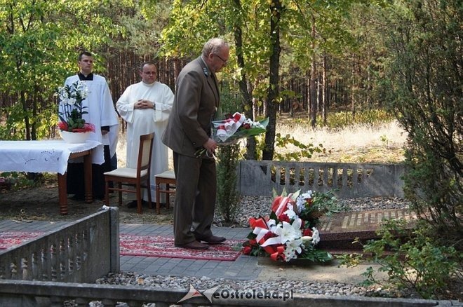 Białobrzeg Bliższy: Uroczyste odsłonięcie odnowionej tablicy epitafijnej [02.09.2015] - zdjęcie #25 - eOstroleka.pl