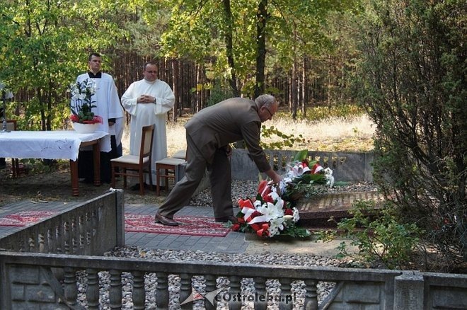 Białobrzeg Bliższy: Uroczyste odsłonięcie odnowionej tablicy epitafijnej [02.09.2015] - zdjęcie #26 - eOstroleka.pl