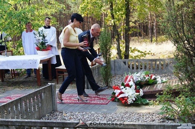 Białobrzeg Bliższy: Uroczyste odsłonięcie odnowionej tablicy epitafijnej [02.09.2015] - zdjęcie #27 - eOstroleka.pl