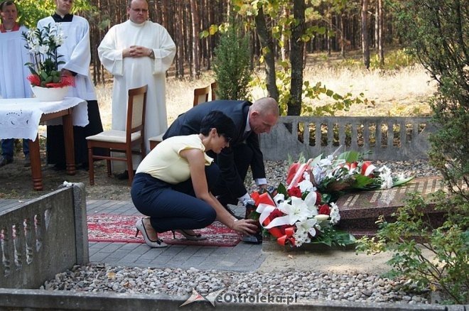 Białobrzeg Bliższy: Uroczyste odsłonięcie odnowionej tablicy epitafijnej [02.09.2015] - zdjęcie #28 - eOstroleka.pl
