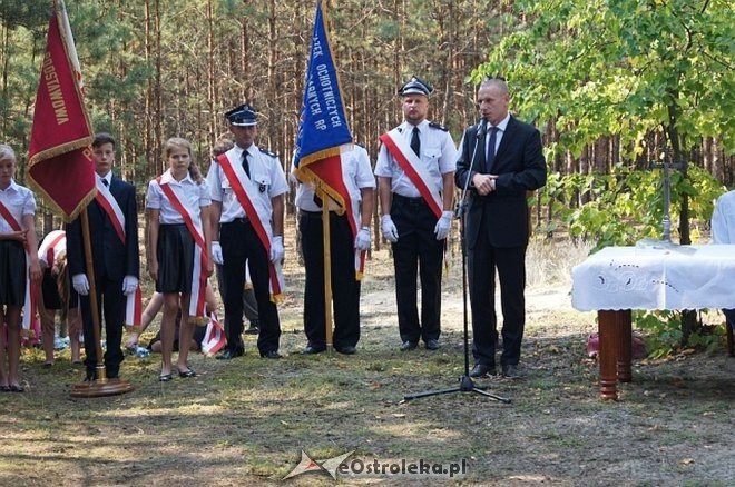 Białobrzeg Bliższy: Uroczyste odsłonięcie odnowionej tablicy epitafijnej [02.09.2015] - zdjęcie #31 - eOstroleka.pl
