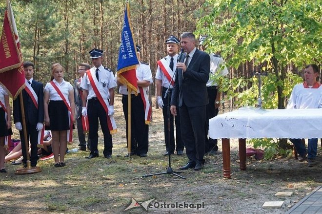 Białobrzeg Bliższy: Uroczyste odsłonięcie odnowionej tablicy epitafijnej [02.09.2015] - zdjęcie #38 - eOstroleka.pl