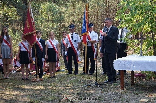 Białobrzeg Bliższy: Uroczyste odsłonięcie odnowionej tablicy epitafijnej [02.09.2015] - zdjęcie #39 - eOstroleka.pl