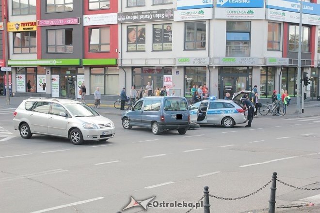 Ostrołęka: Wypadek na skrzyżowaniu Goworowskiej i Kopernika. Ranny motocyklista trafił do szpitala [09.09.2015] - zdjęcie #3 - eOstroleka.pl