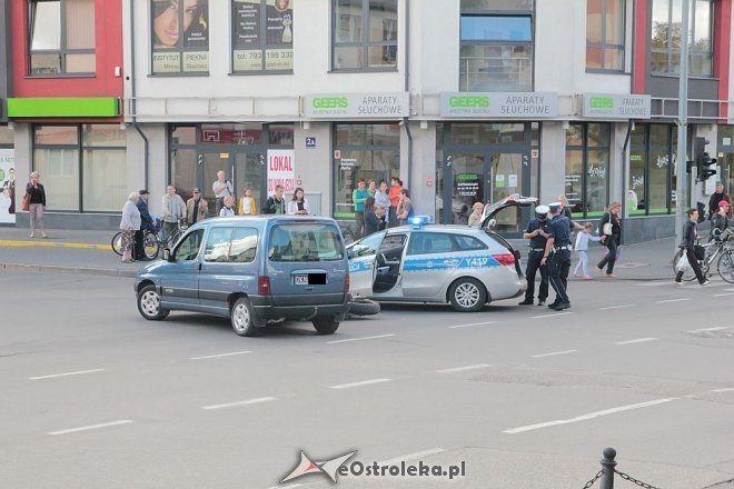 Ostrołęka: Wypadek na skrzyżowaniu Goworowskiej i Kopernika. Ranny motocyklista trafił do szpitala [09.09.2015] - zdjęcie #5 - eOstroleka.pl