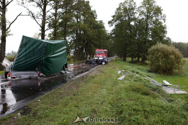 Wypadek pod Myszyńcem. Po czołowym zderzeniu opla z przyczepką DK-53 jest zablokowana [20.09.2015] - zdjęcie #5 - eOstroleka.pl