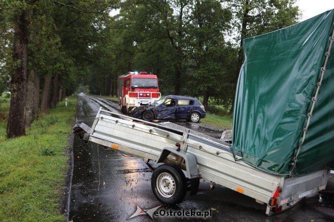 Wypadek pod Myszyńcem. Po czołowym zderzeniu opla z przyczepką DK-53 jest zablokowana [20.09.2015] - zdjęcie #8 - eOstroleka.pl