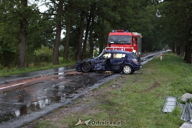 Wypadek pod Myszyńcem. Po czołowym zderzeniu opla z przyczepką DK-53 jest zablokowana [20.09.2015] - zdjęcie #12 - eOstroleka.pl