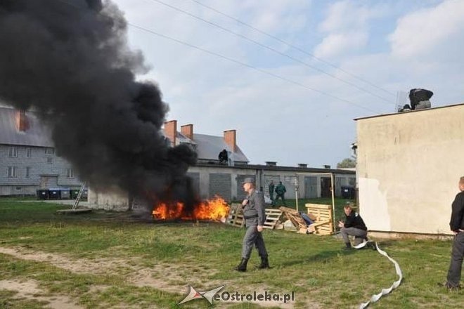 Bunt więźniów z ZK w Przytułach Starych. Strażnicy musieli użyć siły, padły strzały [24.09.2015] - zdjęcie #11 - eOstroleka.pl
