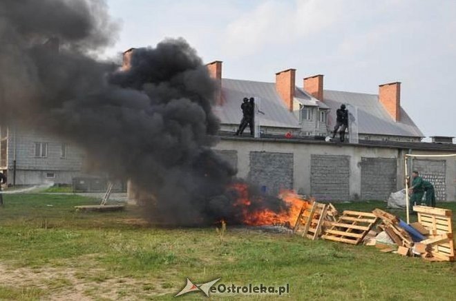 Bunt więźniów z ZK w Przytułach Starych. Strażnicy musieli użyć siły, padły strzały [24.09.2015] - zdjęcie #14 - eOstroleka.pl