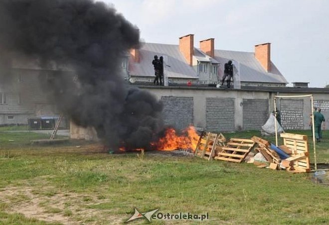 Bunt więźniów z ZK w Przytułach Starych. Strażnicy musieli użyć siły, padły strzały [24.09.2015] - zdjęcie #15 - eOstroleka.pl