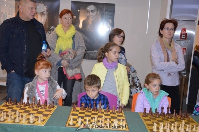 Symultana szachowa z Mistrzem Wojska Polskiego [26.09.2015] - zdjęcie #5 - eOstroleka.pl