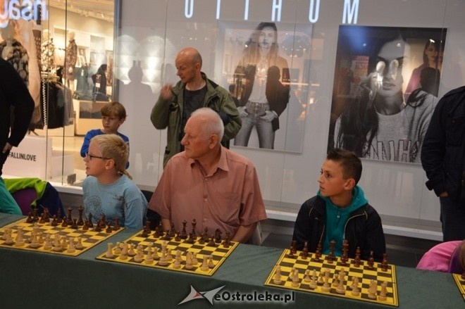 Symultana szachowa z Mistrzem Wojska Polskiego [26.09.2015] - zdjęcie #6 - eOstroleka.pl