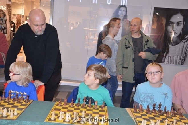 Symultana szachowa z Mistrzem Wojska Polskiego [26.09.2015] - zdjęcie #7 - eOstroleka.pl