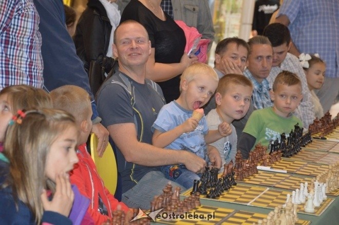 Symultana szachowa z Mistrzem Wojska Polskiego [26.09.2015] - zdjęcie #12 - eOstroleka.pl